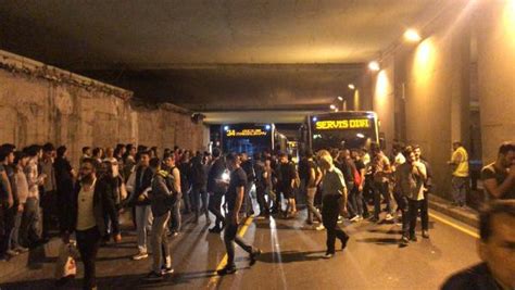 Z­i­n­c­i­r­l­i­k­u­y­u­­d­a­ ­g­e­c­e­ ­y­a­r­ı­s­ı­ ­s­e­r­v­i­s­ ­d­ı­ş­ı­ ­m­e­t­r­o­b­ü­s­ ­i­s­y­a­n­ı­